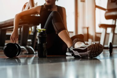 Eğitimden sonra dinleniyorum. Spor salonunda otururken gözlerini kaçıran güzel bir genç kadın. Spor yapmaya ara veren genç bir bayan..