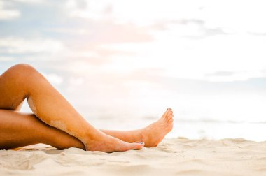 Kumsalda kadınların güzel bacakları