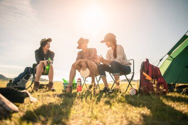 Kampta sandalyede oturan kadın ve erkek.. 