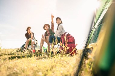 Kampta sandalyede oturan kadın ve erkek.. 