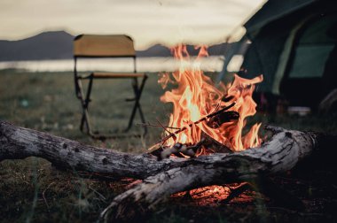 Bir grup arkadaş kamp yapıyor. Ateş kampının etrafında oturuyorlar..
