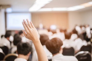  Seminer sırasında iş adamı elini kaldırıyor. İş Adamı Bir Konferansta Soruya Cevap Vermek İçin Elini Kaldırıyor.