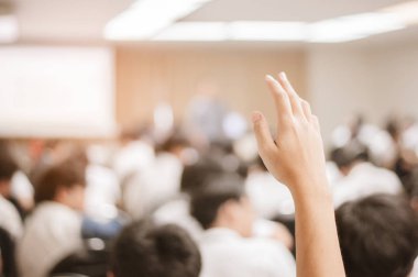  Seminer sırasında iş adamı elini kaldırıyor. İş Adamı Bir Konferansta Soruya Cevap Vermek İçin Elini Kaldırıyor.