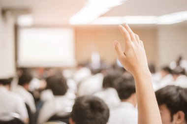  Seminer sırasında iş adamı elini kaldırıyor. İş Adamı Bir Konferansta Soruya Cevap Vermek İçin Elini Kaldırıyor.