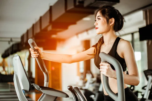 Bir Eliptik Üzerinde Fitness Kadın Kardiyo Egzersizi Nsanlar Spor Salonunda — Stok fotoğraf