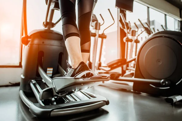 Pierna Cierre Entrenamiento Cardio Elíptico Gente Trabajando Entrenador Elíptico Gimnasio — Foto de Stock