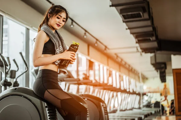 Jovem Mulher Fitness Cansado Ginásio Beber Proteína Shake Exercise Concept — Fotografia de Stock