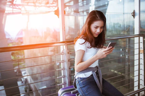 女性正在使用她们的智能手机在机场进行飞行检查 机场和技术概念 — 图库照片