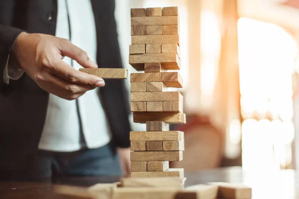 Uomo Affari Mano Tirando Fuori Mettendo Blocco Legno Sulla Torre — Foto Stock