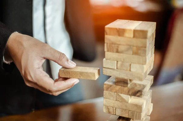 Uomo Affari Mano Tirando Fuori Mettendo Blocco Legno Sulla Torre — Foto Stock