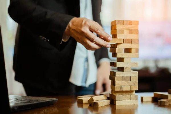 Uomo Affari Mano Tirando Fuori Mettendo Blocco Legno Sulla Torre — Foto Stock