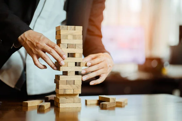 Uomo Affari Mano Tirando Fuori Mettendo Blocco Legno Sulla Torre — Foto Stock