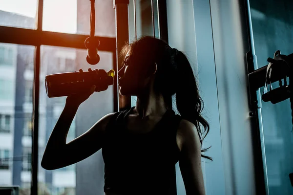 Jeune Femme Sportive Boit Des Protéines Dans Shaker Dans Une — Photo