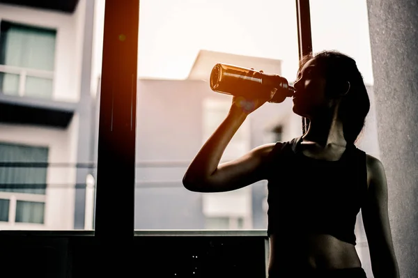 Sportieve Jonge Vrouw Drinkt Eiwit Een Shaker Een Sportschool Sport — Stockfoto