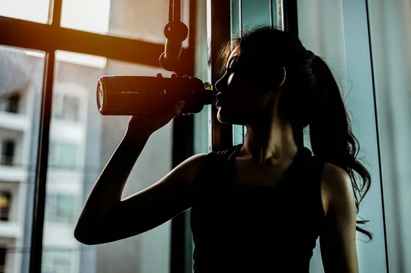 Jeune Femme Sportive Boit Des Protéines Dans Shaker Dans Une — Photo