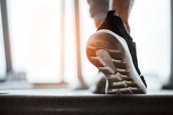 Κοντινό Πλάνο Στο Παπούτσι Άνθρωπος Τρέχει Ένα Γυμναστήριο Ένα Treadmill — Φωτογραφία Αρχείου