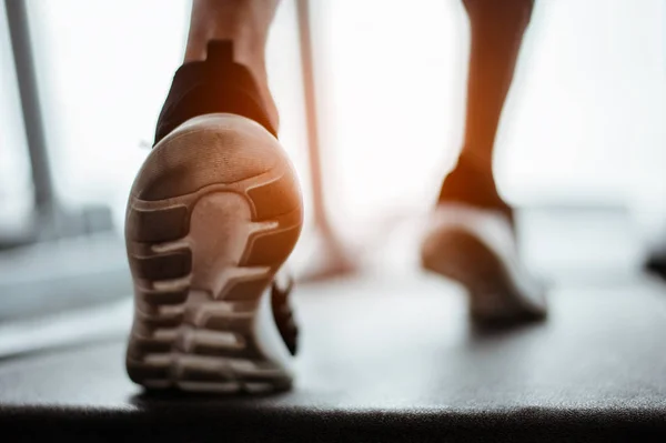 Närbild Skon Man Kör Ett Gym Treadmill Exercise Koncept Fitness — Stockfoto