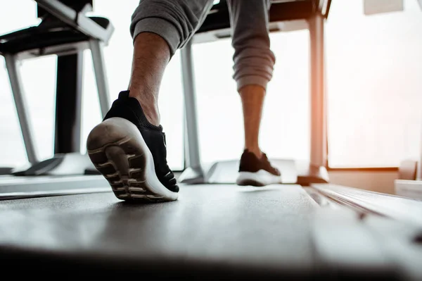 Närbild Skon Man Kör Ett Gym Treadmill Exercise Koncept Fitness — Stockfoto