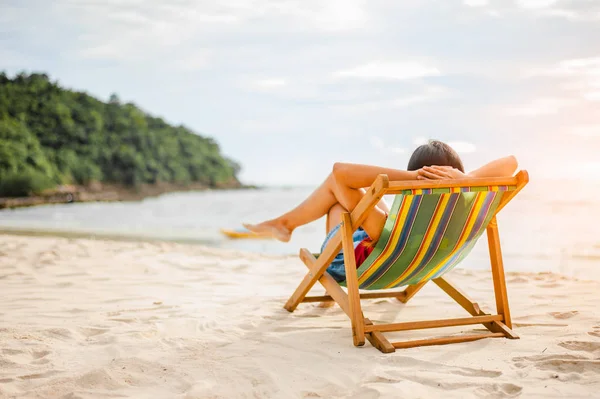 Donna Rilassante Sulla Spiaggia Guardando Mare Copia Spazio — Foto Stock