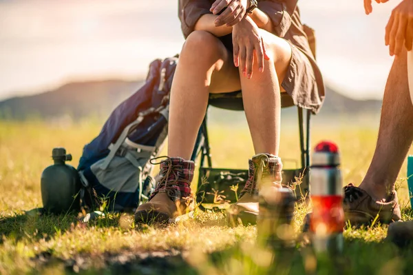 Mann Und Frau Sitzen Lager Auf Stühlen — Stockfoto