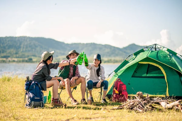  Kampta bira şişelerini tokuşturan bir grup turist. Macera, seyahat, turizm, arkadaşlık ve insanlar konsepti.