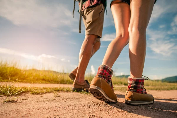 背负盈亏的徒步旅行者穿着山靴走在凹凸不平的森林小径上 重点是鞋子 — 图库照片