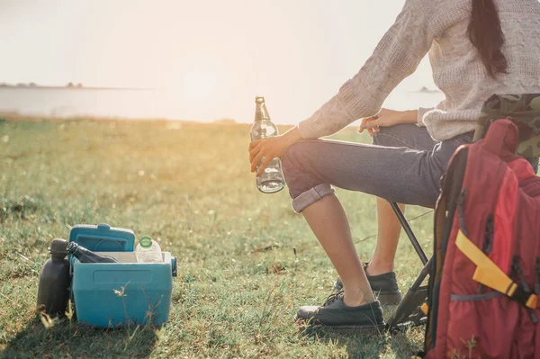 Жінка Сидить Стільцях Таборі Пиво Пригоди Подорожі Туризм Дружба Концепція — стокове фото