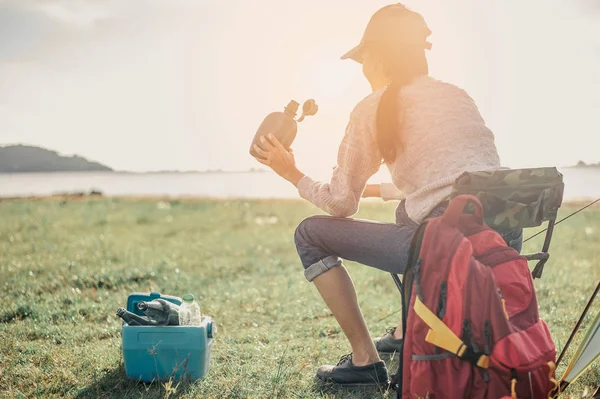 Trinkwasser Abenteuer Reisen Tourismus Freundschaft Und Menschen Konzept — Stockfoto