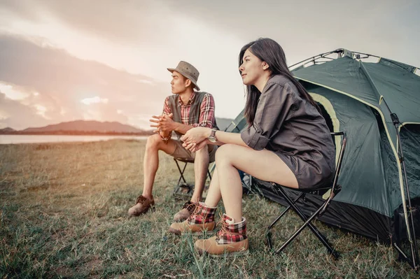 Mann Und Frau Sitzen Auf Stühlen Lager — Stockfoto