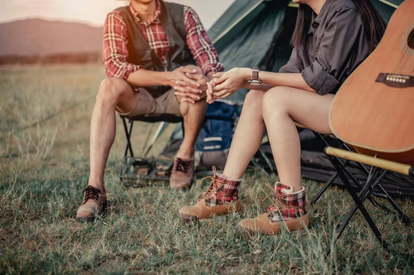 Mann Und Frau Sitzen Auf Stühlen Lager — Stockfoto