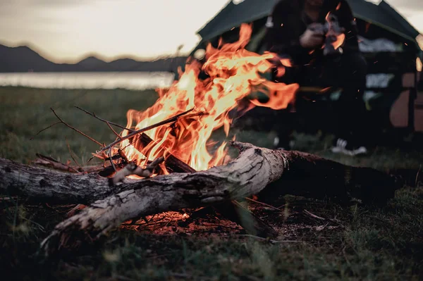 Group Friends Camping Sitting Fire Camp — Stock Photo, Image