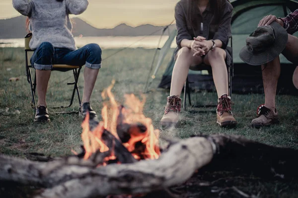 Group Friends Camping Sitting Fire Camp — Stock Photo, Image