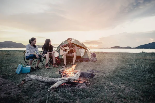 Group Friends Camping Sitting Fire Camp — Stock Photo, Image