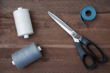 Dikiş iplik makas ve terzi metre rustik arka plan üzerinde