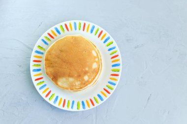 Renkli kenarlık gri beton zemin üzerine beyaz bir plaka üzerinde krep