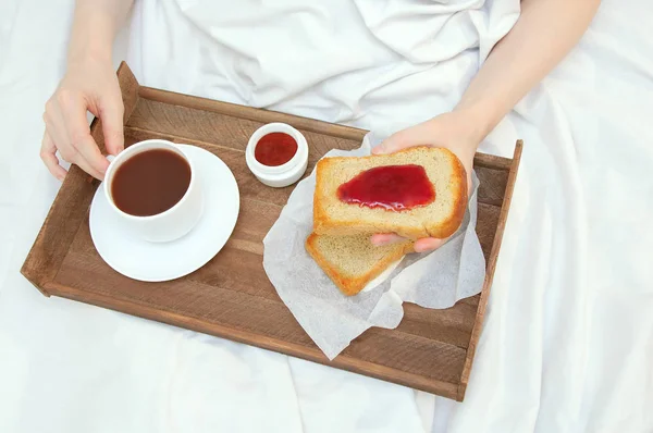 Ragazza Sta Facendo Colazione Letto Con Vassoio Legno Con Pane — Foto Stock