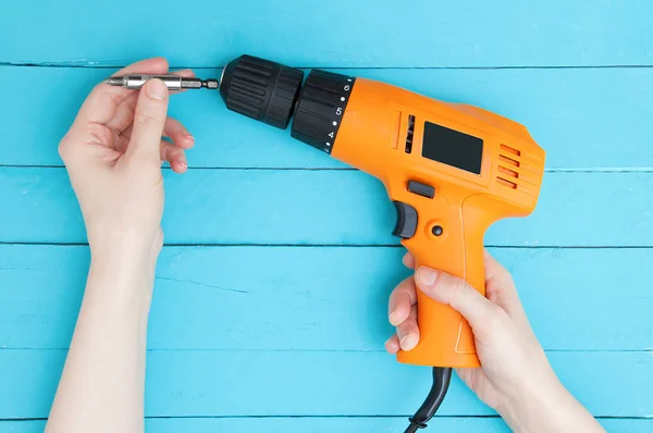 Una Chica Sostiene Destornillador Eléctrico Poco Fondo Azul Madera — Foto de Stock