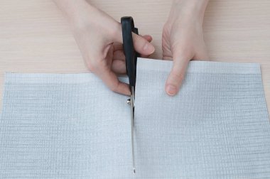 Atölye makasla kesme bez closeup eller