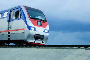 Sürücü taksi on rails bulutlu havalarda gündüz yok.