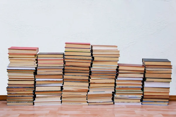 Montones Libros Antiguos Suelo Una Habitación Con Paredes Blancas —  Fotos de Stock