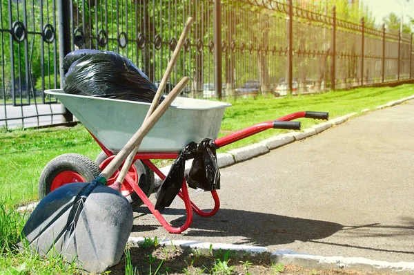Wagen Mit Müll Und Werkzeug Für Die Reinigung Freien Vor — Stockfoto