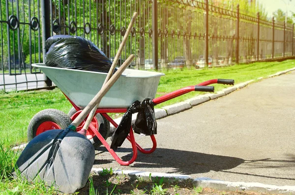 Wózek Śmieci Narzędzia Czyszczenia Zewnątrz Tle Zielonej Trawie — Zdjęcie stockowe