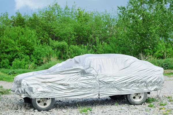 Das Auto Steht Auf Dem Kies Der Abdeckung Für Das — Stockfoto