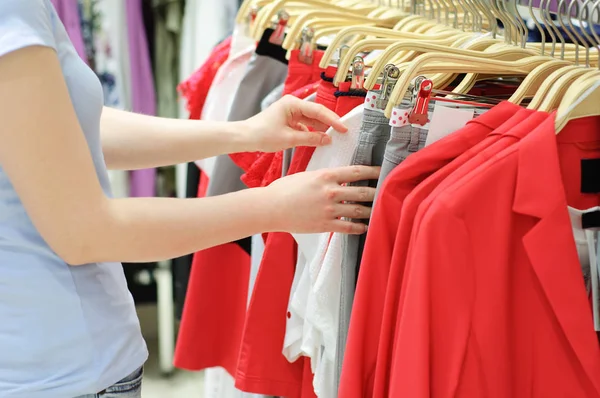 Rapariga Loja Está Olhar Para Roupas Close — Fotografia de Stock