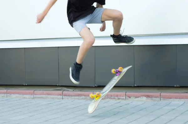 Kille Hoppar Skateboard Upp Smorda Rörelse — Stockfoto