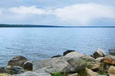 Deniz kıyısı üzerinde büyük taşlar. Deniz manzara.