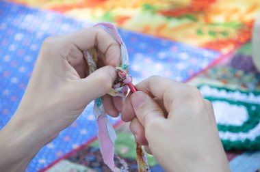 Kumaş parça döküntüleri tığ işi. Yakın çekim.