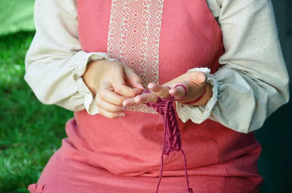 Girl National Russian Costume Knits Out Wool Her Fingers — Stock Photo, Image