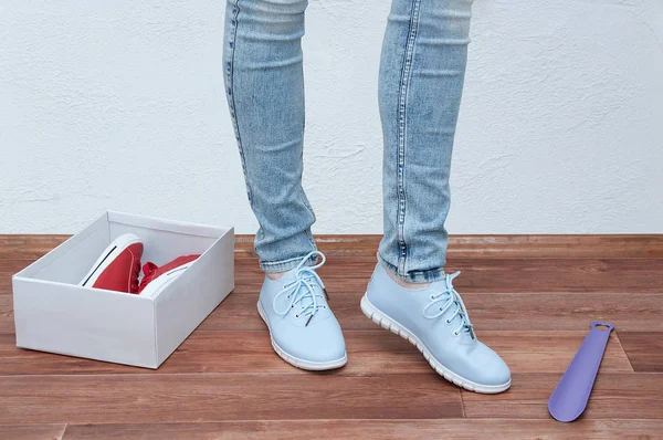 Een Meisje Winkel Proberen Een Paar Blauwe Sneakers Close — Stockfoto
