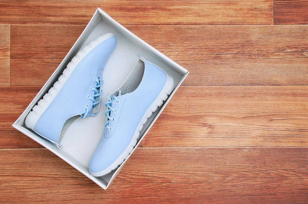 Vrouwelijke Jeugd Blauwe Sneakers Een Kartonnen Doos Vloer Een Bruin — Stockfoto